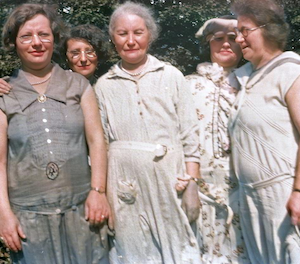 Aunt Fannie Fishman, Bubbe, Aunt Becky Lieberman, Aunt Jenny, Aunt Anna Shapiro (~1929)